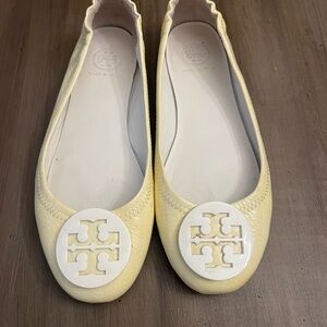 Tory Burch Minnie Leather Travel Ballet Flat Shoes Sz 8 Yellow/ White Medallion